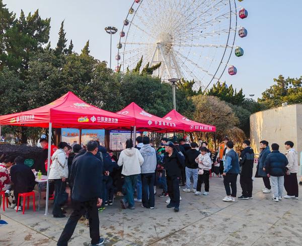 淮南福彩“出站銷售”春節人氣旺