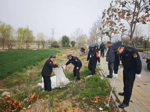 淮南經開區清理沿路垃圾為城市“洗臉梳妝”！