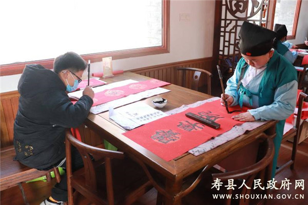 淮南壽縣舉行壽州福娃寫春聯送祝福活動