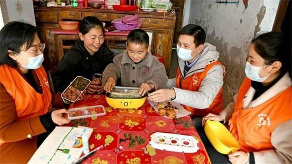 淮南：跨越440公里！“愛心飯盒”送給爸媽