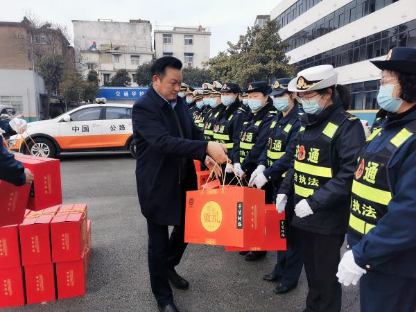 淮南市交通運(yùn)輸局黨組書記、局長(zhǎng)李輝看望慰問(wèn)春節(jié)堅(jiān)守崗位的干部職工并檢查指導(dǎo)春運(yùn)安全和疫情防控工作