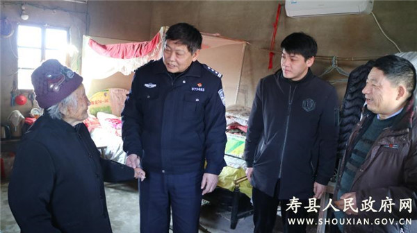 淮南壽縣一村一警走訪宣傳春節慰問彰顯情懷