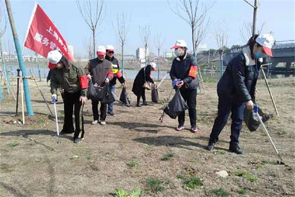 淮南：潘集區(qū)委宣傳部攜靜寶市容公司志愿者開展學(xué)雷鋒活動